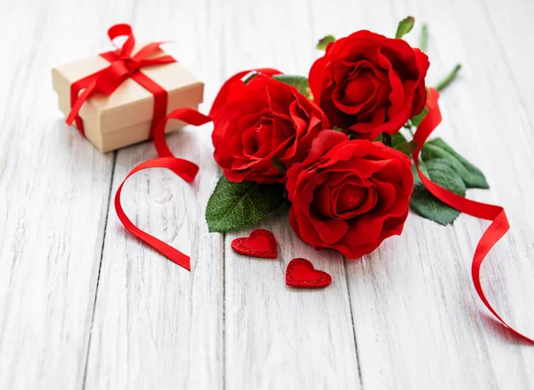 Valentin ajándék doboz és a rózsa csokor — Stock Fotó
