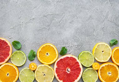 Eski bir beton zemin üzerine taze narenciye