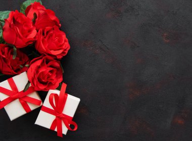 Sevgililer günü romantik arka plan - kırmızı gül ve hediye kutuları