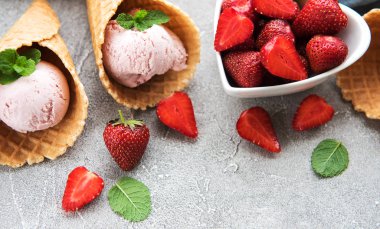 Çilekli dondurma ve waffle koni taş zemin üzerine