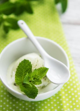 Fıstıklı dondurma ve nane ile ahşap bir zemin üzerine fıstık fındık