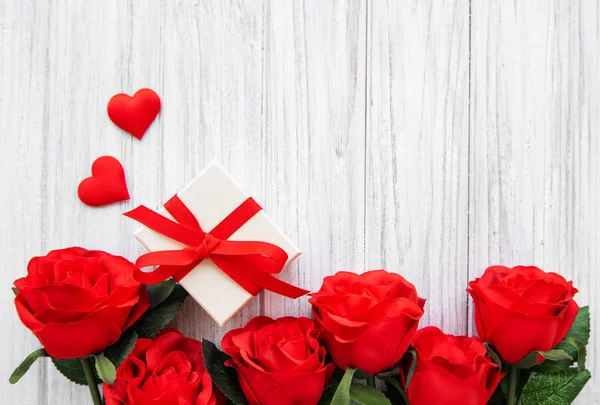 Valentin Nap Romantikus Háttér Dekoratív Szív Díszdobozok Rózsák Fából Készült — Stock Fotó