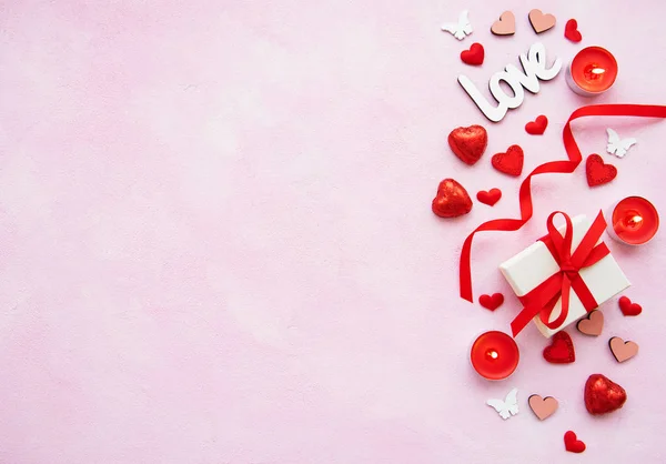 Valentijnsdag Romantisch Achtergrond Decoratieve Harten Geschenkdozen Kaarsen Een Roze Marmeren — Stockfoto