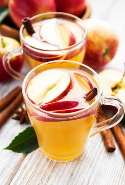 Elma tarçın ile eski ahşap bir masa üzerinde sopa