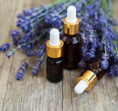 Doğal lavanta yağları ve eski bir ahşap masaya lavanta çiçek