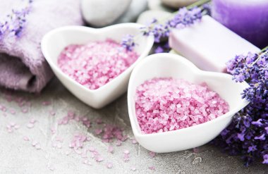 Deniz tuzu, sabun ve bir beton zemin üzerine taze lavanta çiçekleri ile kalp şeklinde kase