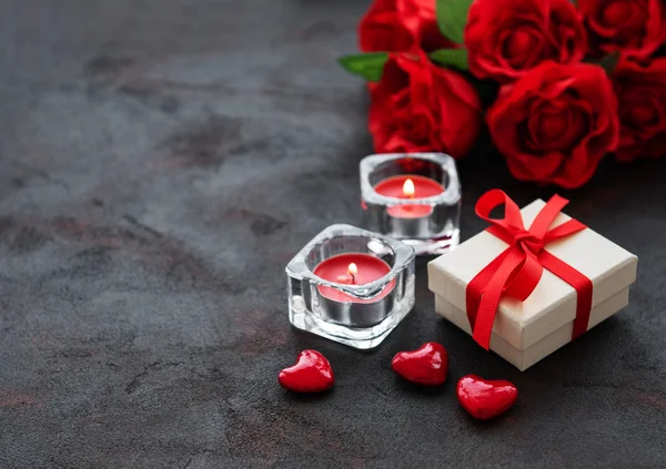 Fond Romantique Saint Valentin Roses Rouges Bougies Cœurs Décoratine Boîte — Photo