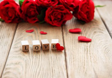 Sevgililer günü konsepti ile ahşap mektuplar aşk ve kırmızı güller