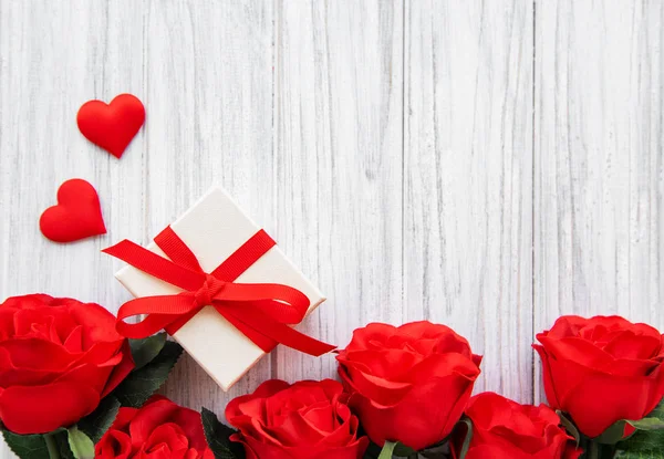 バレンタインの日ロマンチックな背景 装飾的な心 ギフト ボックス 木製の背景にバラ — ストック写真