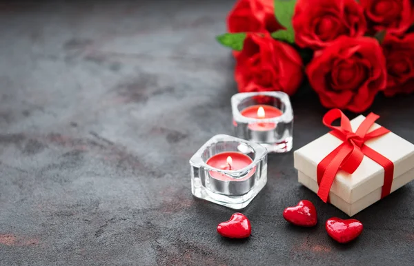 Fondo Romántico San Valentín Rosas Rojas Velas Corazones Decorados Caja —  Fotos de Stock