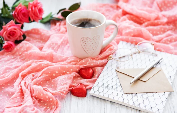 Kopp Kaffe Med Sjokoladegodteri Roser Konvolutter – stockfoto