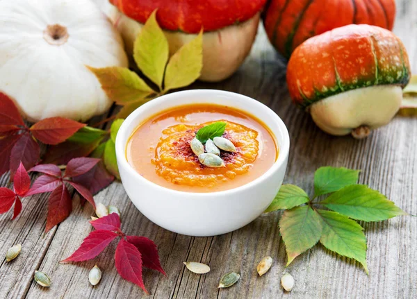 Schüssel Mit Kürbissuppe Auf Rustikalem Holzgrund — Stockfoto