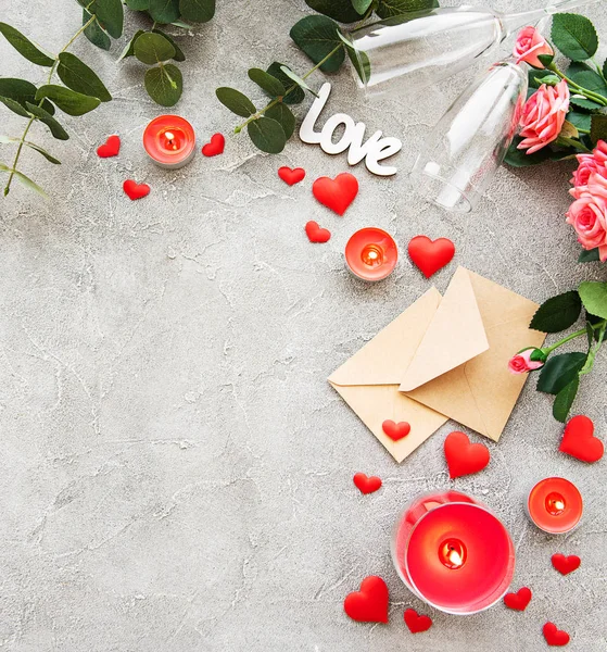 San Valentino Sfondo Romantico Rose Rosse Bicchieri Candele Cuori — Foto Stock