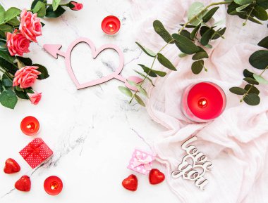 Sevgililer günü romantik arka plan - dekoratif kalpler, mumlar ve mermer bir zemin üzerine gül