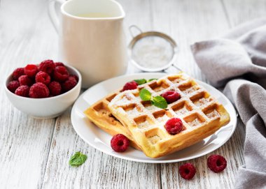 Çilek plaka eski ahşap zemin ile ev yapımı gözleme