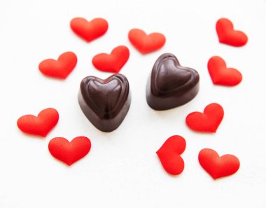 Sevgililer günü romantik arka plan - çikolata şeker ve ipek kırmızı kalpler