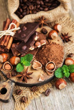 Çikolata ve fındık eski bir ahşap tablo