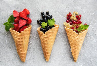 dondurma koni taş zemin üzerine çilek ile