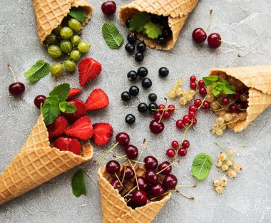 dondurma külahı taş zemin üzerine çilek ile