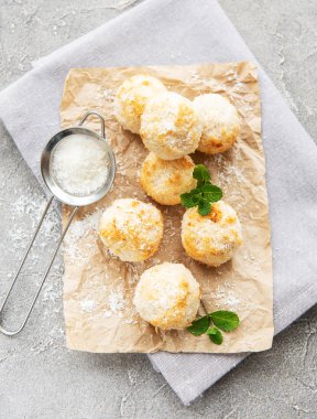 Tatlı Hindistan cevizi çerezleri bir beton zemin üzerine