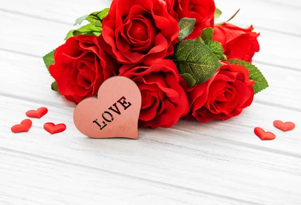 バレンタインの日ロマンチックな背景 Decoratine 心と赤いバラ — ストック写真
