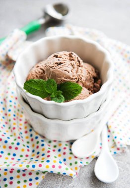 Bir beton zemin üzerine çikolatalı dondurma ile kase