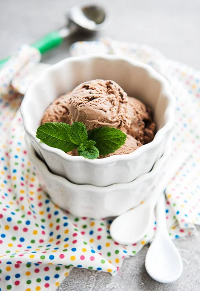 Bir beton zemin üzerine çikolatalı dondurma ile kase