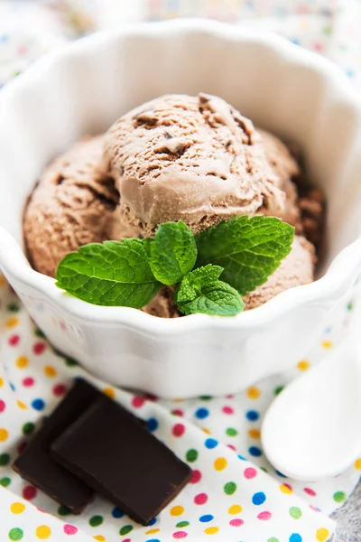 Чаша Шоколадным Мороженым Старом Деревянном Фоне — стоковое фото