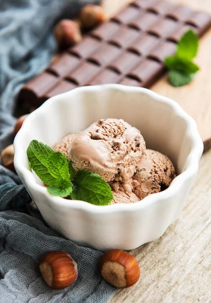 Cuenco Con Helado Chocolate Sobre Fondo Madera Viejo — Foto de Stock