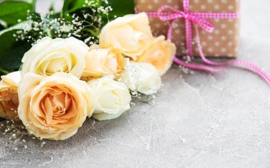 Gül ve taş zemin üzerine hediye kutusu