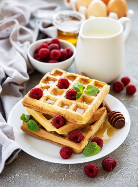 Böğürtlenli ev yapımı waffle. 