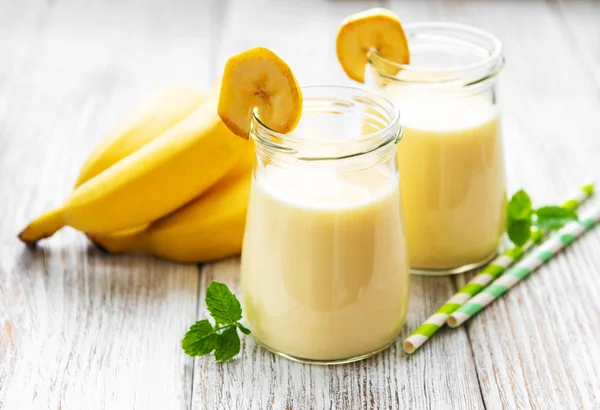 Banan yoghurt och färska bananer — Stockfoto