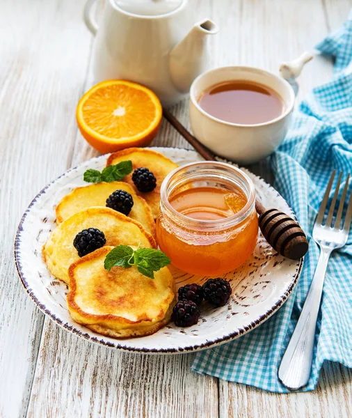 Délicieuses Crêpes Aux Mûres Sur Fond Bois Blanc — Photo