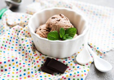 Bir beton zemin üzerine çikolatalı dondurma ile kase