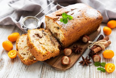 geleneksel ev yapımı stollen kurutulmuş meyve ve fındık ile
