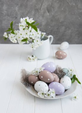 Paskalya yumurtaları ve Bahar çiçeği ile plaka