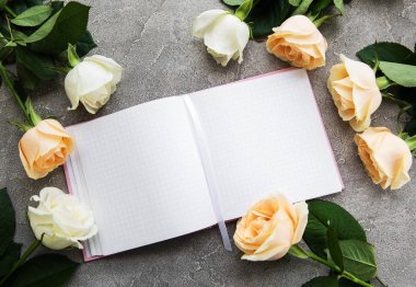 Gül ve defter bir beton zemin üzerine
