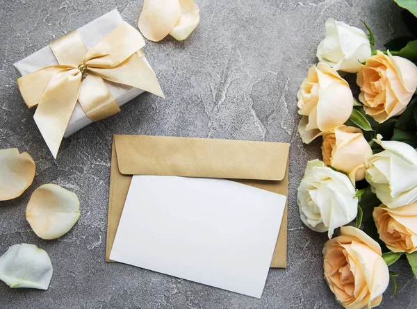 White Roses Greeting Card Concrete Background — Stock Photo, Image