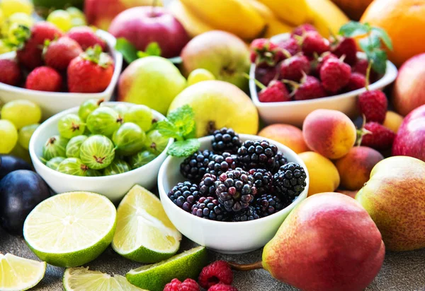 Frutas Bayas Frescas Verano Sobre Fondo Hormigón — Foto de Stock