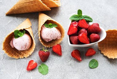 Çilekli dondurma ve waffle koni taş zemin üzerine