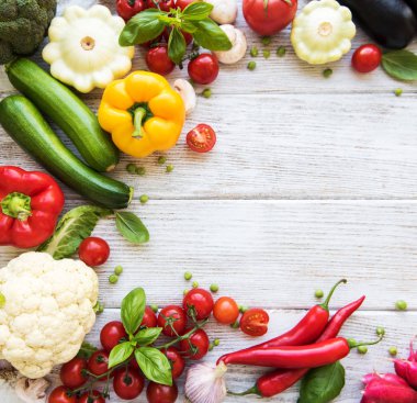 eski ahşap bir masa üzerinde farklı çiğ sebze