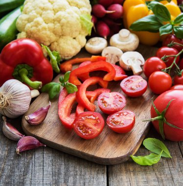 Eski ahşap arka plan üzerinde sebze kümesi