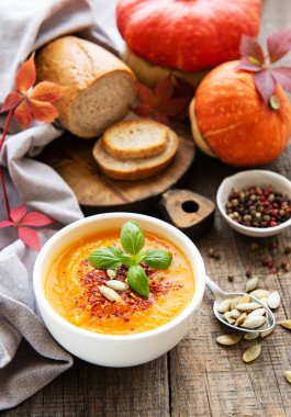 Rustik ahşap üzerinde kabak çorbası 