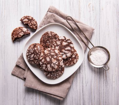 Çikolata kurabiye crackled eski bir ahşap tablo