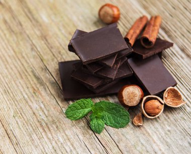 Eski ahşap bir masa üzerinde fındık çikolata