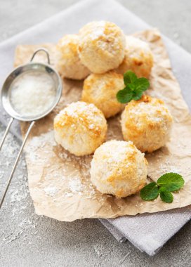 Tatlı Hindistan cevizi çerezleri bir beton zemin üzerine