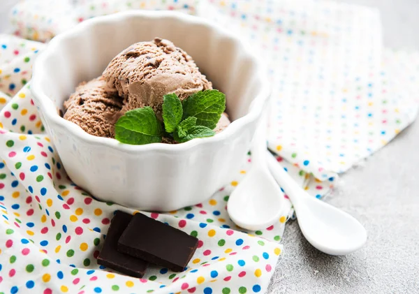 Bol Avec Crème Glacée Chocolat Sur Fond Béton — Photo