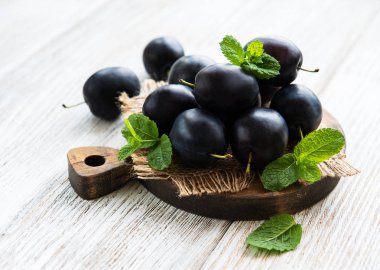 Eski Beyaz ahşap masa üzerinde taze erik