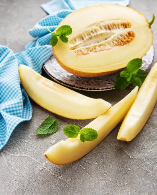 Kavun bir beton zemin üzerine plaka