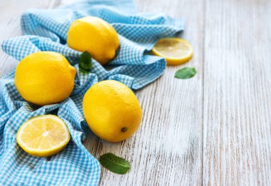 Beyaz ahşap bir masa üzerinde taze limon